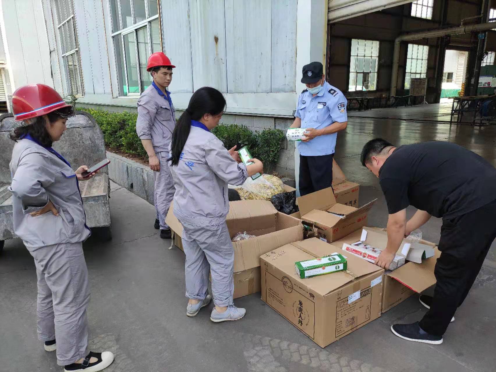 1657872983235842.jpg 發(fā)放防暑降溫用品1.jpg